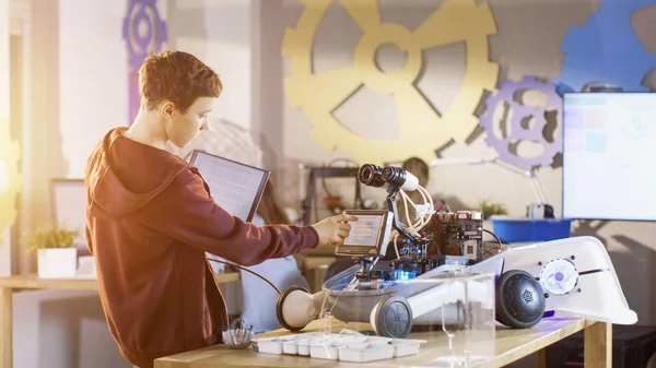 Boy construye un robot completamente funcional con luces led brillantes y Pro —  Fotos de Stock