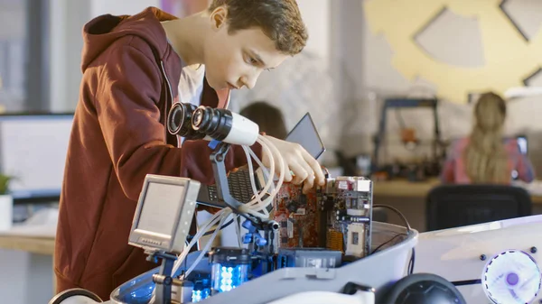 Boy Works on a Fully Functional Programable Robot with Bright LE — Stock Photo, Image