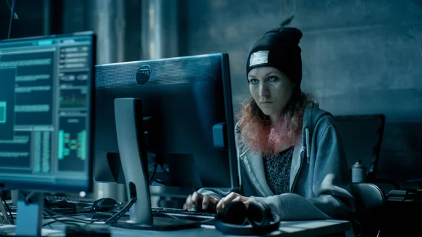 Nonkonformistische Teenager-Hackermädchen greift Unternehmen an und hackt sie — Stockfoto