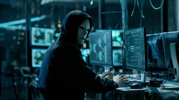 Masked Hacktivist Organizes Massive Data Breach Attack on Corpor — Stock Photo, Image