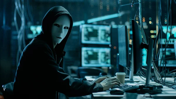 Hacker enmascarado está utilizando la computadora para organizar datos masivos Brea — Foto de Stock