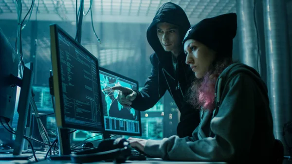 Equipo de Chico y Niña Hackers Organizar Avanzado Virus Ataque en C — Foto de Stock