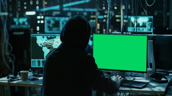 Teenage Hacker arbejder med sin computer med Green Screen Mo - Stock-foto