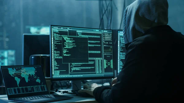 Niebezpiecznych z kapturem haker włamuje się do rządu danych serwerów i — Zdjęcie stockowe