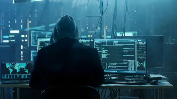 Peligroso Hacker con capucha irrumpe en servidores de datos gubernamentales y — Foto de Stock