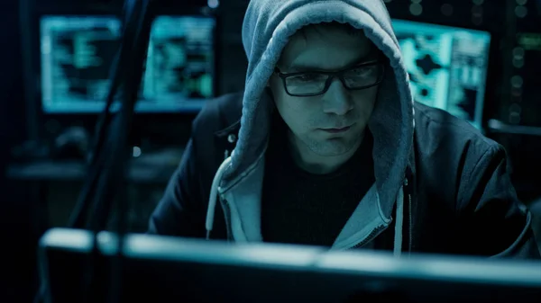 Perigoso encapuzado Hacker quebra em servidores de dados do governo e — Fotografia de Stock