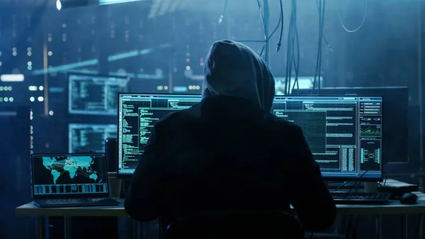 Farliga Hooded Hacker bryter in i regeringen dataservrar och — Stockfoto