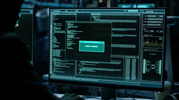 Perigoso Hacker Travagem e Obtendo Acesso a Dados do Governo — Fotografia de Stock