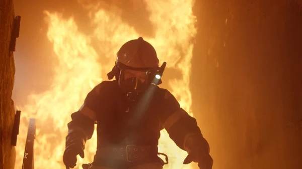 Modig brandman med påslagen med ficklampa på hans hjälm-körningar — Stockfoto