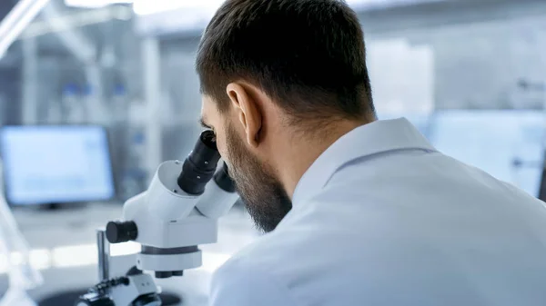 Over the Shoulder View of a Research Scientist Looking into Micr — Stock Photo, Image