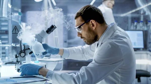 In a Chemical Research Laboratory Scientist Mixes Smoking Compou — Stock Photo, Image