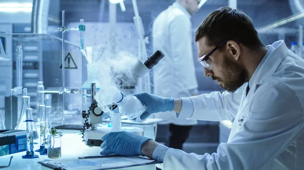 En un Laboratorio de Investigación Química Científico Mezclas Fumar Compou — Foto de Stock