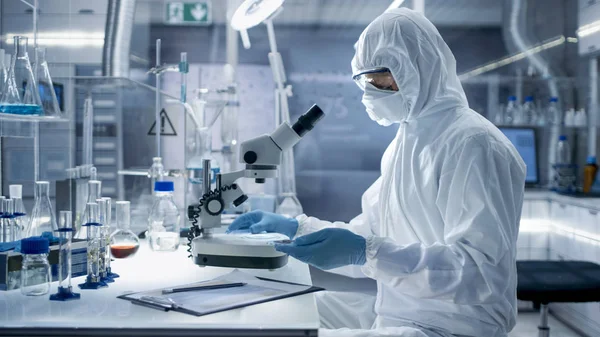 Em um laboratório de alto nível seguro Cientistas em uma Coverall Condu — Fotografia de Stock