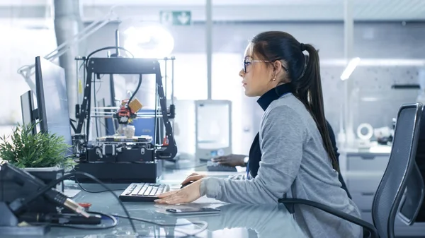 Белая женщина работает за компьютером в современном высокотехнологичном лабо — стоковое фото