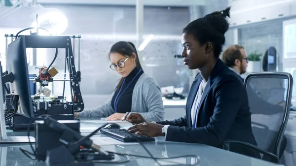 Schwarze Wissenschaftlerin arbeitet mit ihren Kollegen an einem Computer — Stockfoto