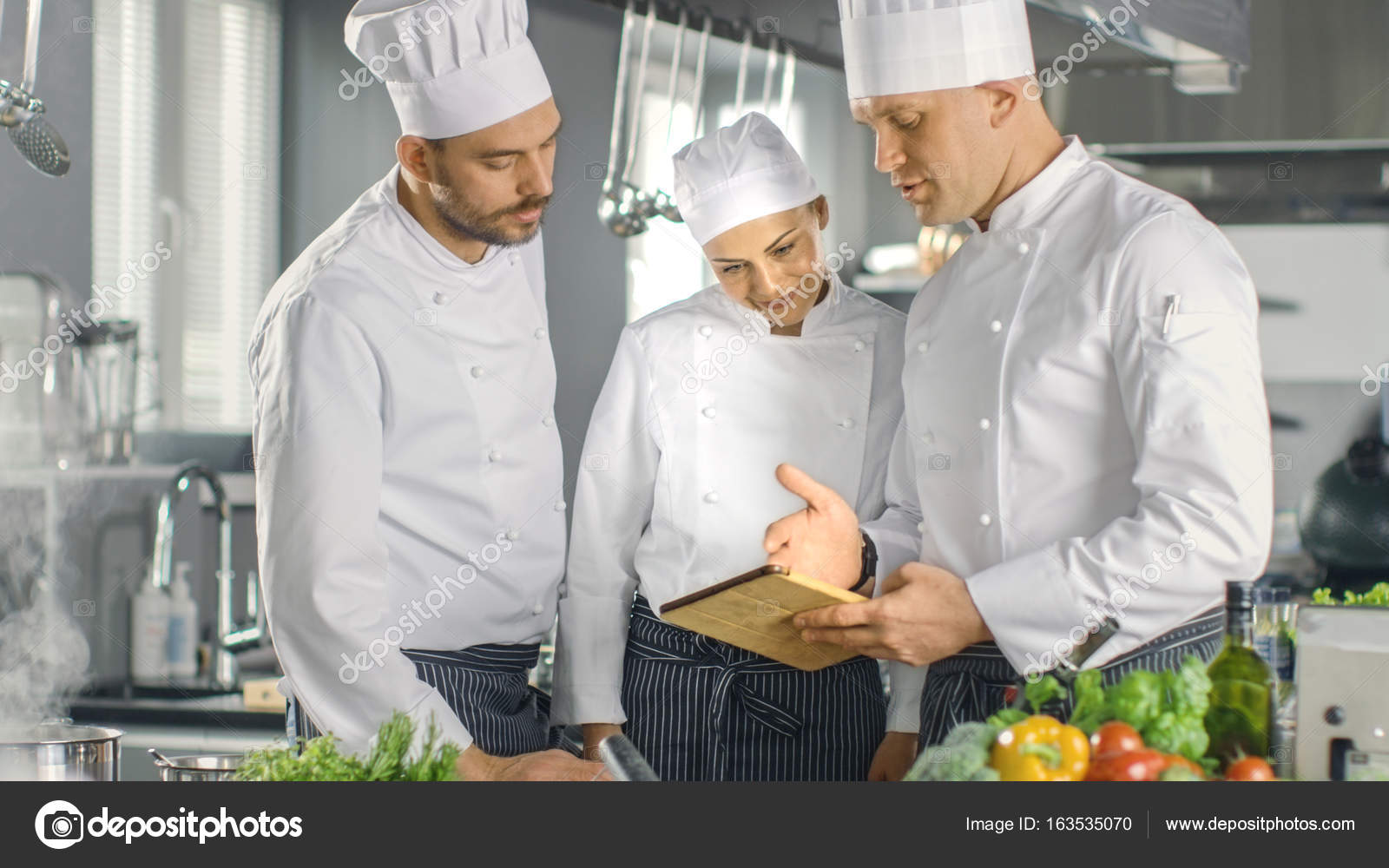 En el equipo de cocina moderna de los cocineros utilizan Tablet