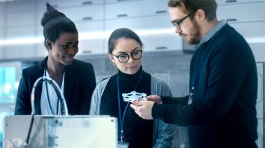 Üç çok parlak ve genç çok ırklı öğrenci 3D P tartışıyor