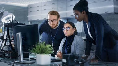 Farklı takım araştırma mühendisleri çalışma yüksek teknoloji Labora