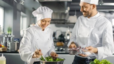 Erkek ve kadın ünlü şefler takım onların beş S için salata hazırlamak