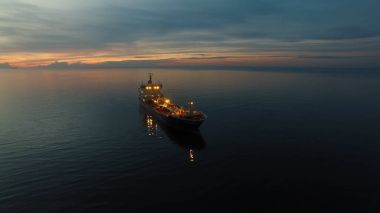 Gece denizde taşıma tankeri gemisinin havadan çekim