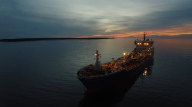 Gece denizde taşıma tankeri gemisinin havadan çekim