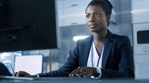 Αφρικανικός-αμερικανικός θηλυκός επιστήμονας που εργάζεται σε έναν υπολογιστή με την — Φωτογραφία Αρχείου