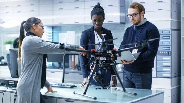 Multi etnisk team af unge kvindelige og mandlige ingeniører arbejder på - Stock-foto