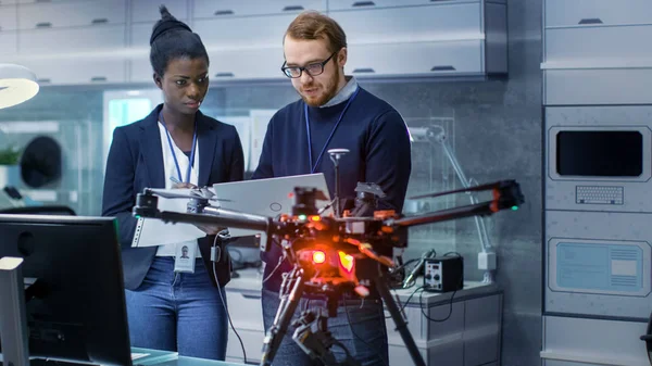 Kaukázusi Férfi és fekete nő mérnök dolgozik a Drone Pro — Stock Fotó