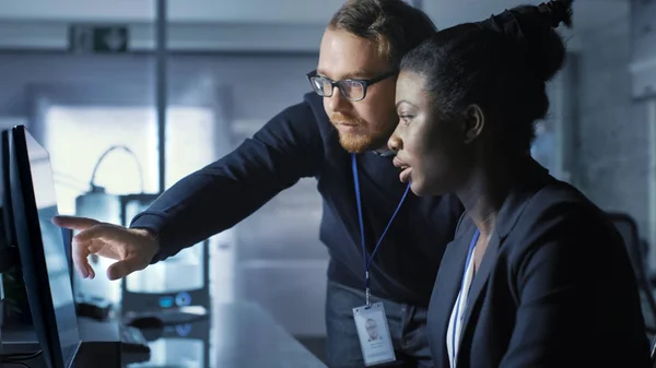 Africano Americano Feminino Cientista Trabalha em um Computador e Ter — Fotografia de Stock