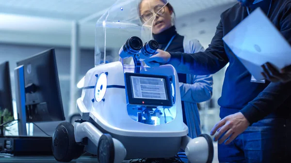 Primer plano de un robot en un moderno laboratorio / centro de investigación —  Fotos de Stock