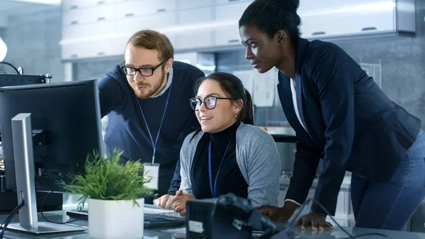 Diversifiziertes Team wissenschaftlicher Ingenieure, die an einer Berechnung forschen — Stockfoto