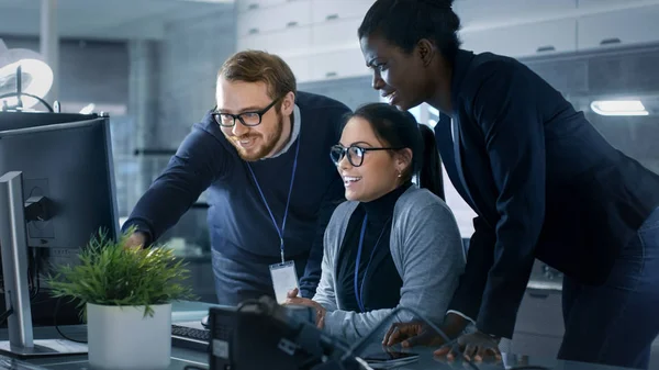 Diverse Team of Research Engineers Working in a high Tech Labora — Stock Photo, Image