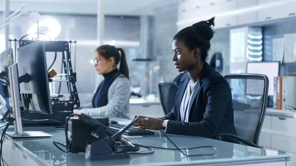 Black Female Scientist Working on a Computer with Her Colleagues — Stock Photo, Image