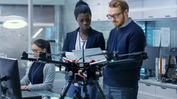 Ingénieurs masculins et noirs caucasiens travaillant sur un Drone Pro — Photo