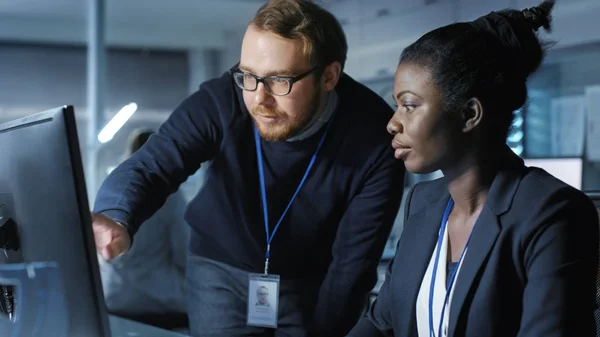 Africano Americano Feminino Cientista trabalha em um computador caucasiano — Fotografia de Stock