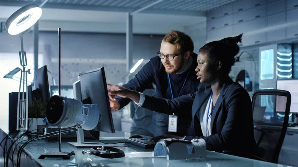 Africano Americano Feminino Cientista trabalha em um computador caucasiano — Fotografia de Stock