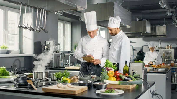 Twee beroemde chef-koks bespreken hun Video Blog terwijl Using Tablet Com — Stockfoto