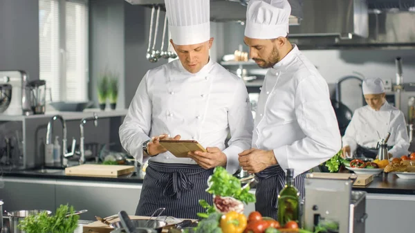 Dois famosos Chefs troca ideias sobre vídeo Blog Receita que eles ganharam — Fotografia de Stock