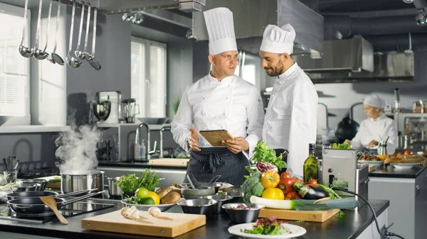 Dois famosos Chefs troca ideias sobre vídeo Blog Receita que eles ganharam — Fotografia de Stock