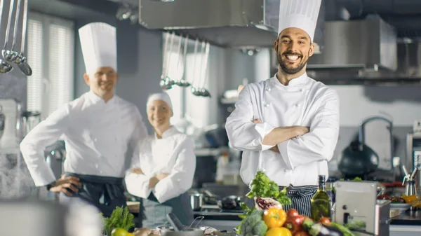 Famoso chef de un gran restaurante cruza brazos y sonríe en un mod — Foto de Stock
