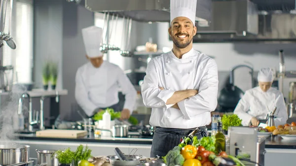Chef famoso de um restaurante grande cruza braços e sorrisos em uma modificação — Fotografia de Stock