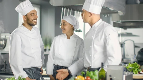 A Modern konyha munkatárs van Chef megbeszélés. Ki — Stock Fotó