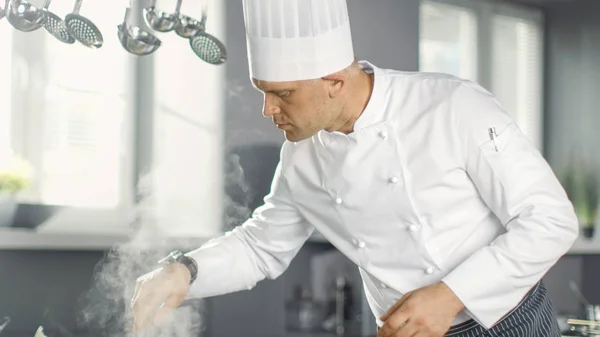 Slavný šéfkuchař restaurace vyvolává polévka nebo omáčka v pánvi. Jeho P — Stock fotografie