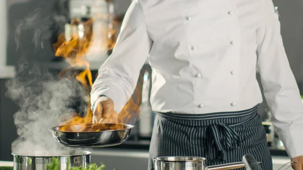 Yakın çekim Shot Fireing petrol bir Pan'ın üzerinde Yemek stil flambe. COO — Stok fotoğraf