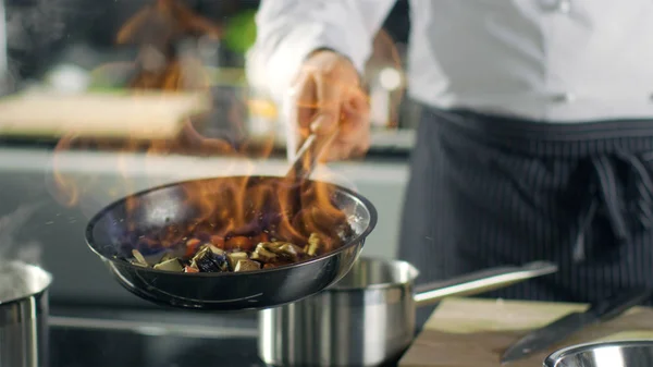 Profesyonel şef aşçılar stil Flambe. O bir tavada yemek hazırlar — Stok fotoğraf