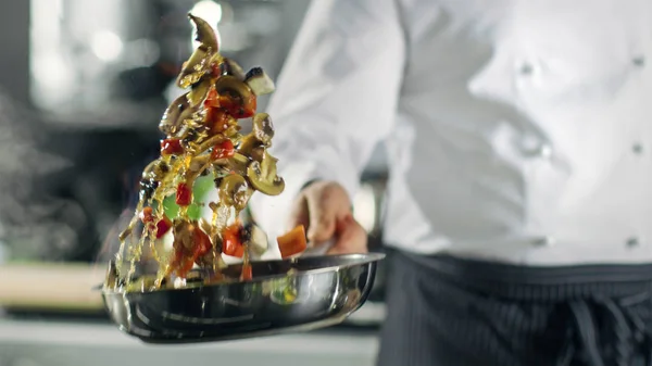 Profi séf-szakácsok Flambe stílus. Ő készít egy serpenyőben az étel — Stock Fotó