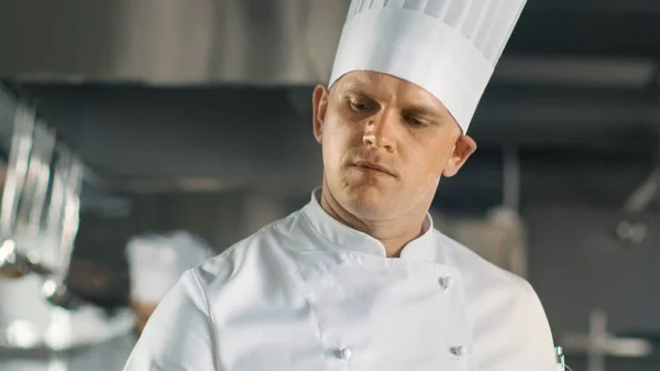 Nahaufnahme eines berühmten Kochs, der sich aufs Kochen konzentriert. — Stockfoto