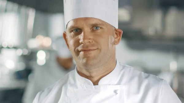 Primer plano de un famoso chef sonriendo en la cámara . —  Fotos de Stock