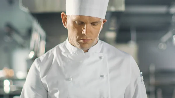 Famoso Chef Concentrado en la preparación de pescado plato en una sartén. Él Wor — Foto de Stock