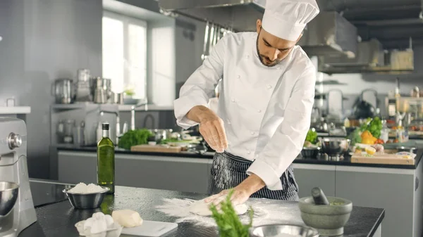 Baker Chef van het beroemde Restaurant kneedt het deeg in een moderne Loo — Stockfoto